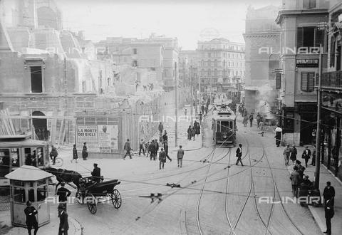 Largo di Torre Argentina durante le demolizioni, inizio 1900 (Alinari)