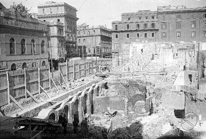 Largo di Torre Argentina durante le demolizioni, 1928